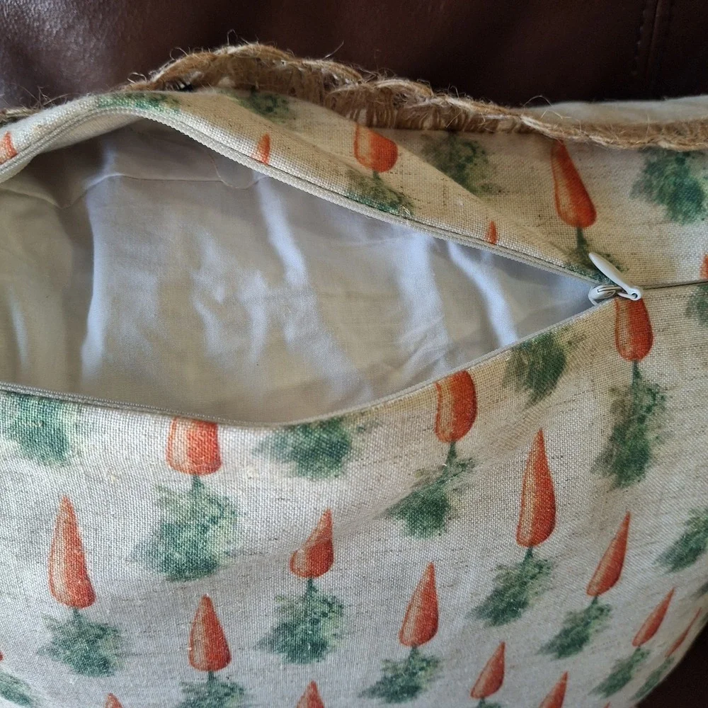 425 SOUTH LOS ANGELES Decor Pillow Easter Bunny Rabbit Carrots Zipper 17